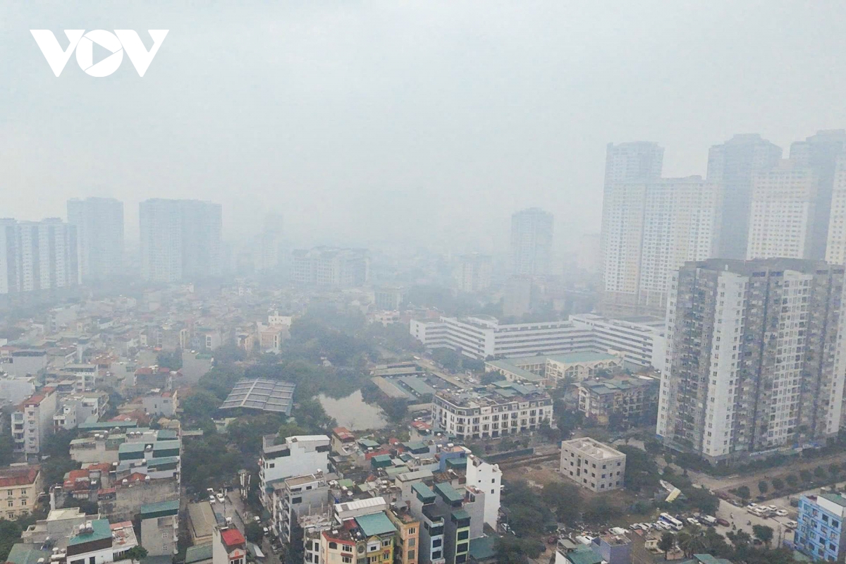 Hà Nội vào top 5 thành phố ô nhiễm nhất thế giới, người dân bật đèn di chuyển trong sương