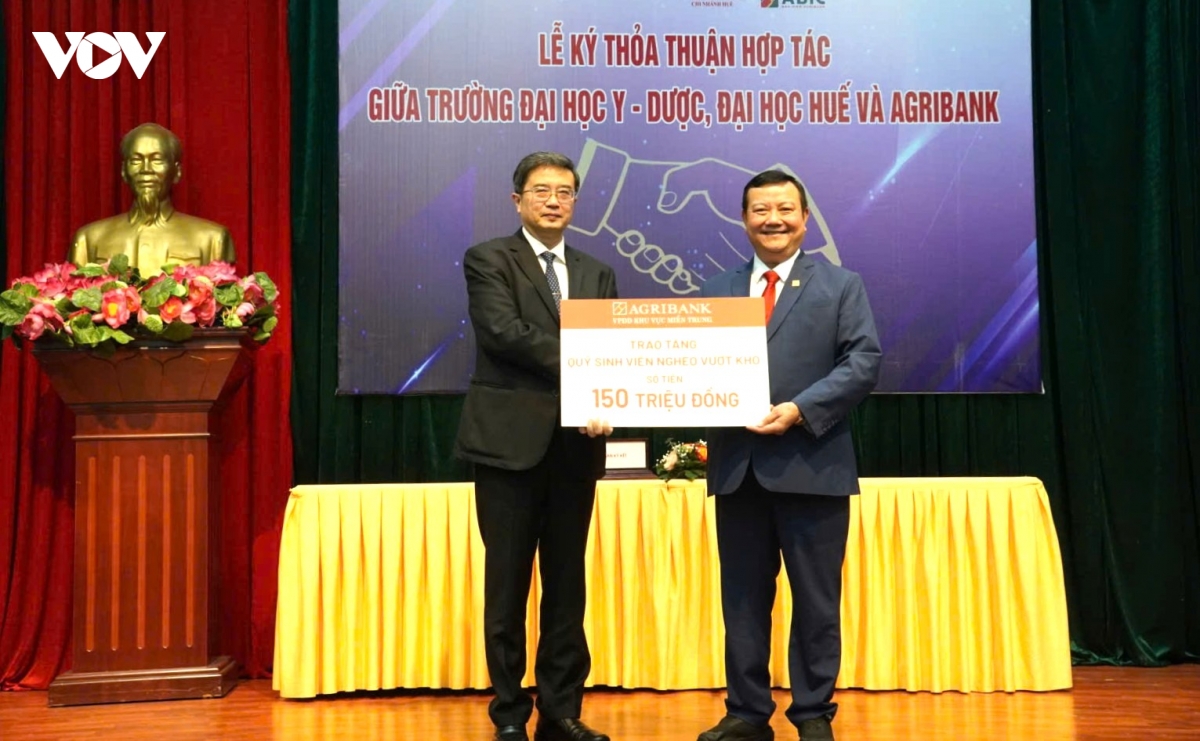 agribank hop tac voi truong Dai hoc y-duoc hue, trao hoc bong 180 trieu dong hinh anh 5