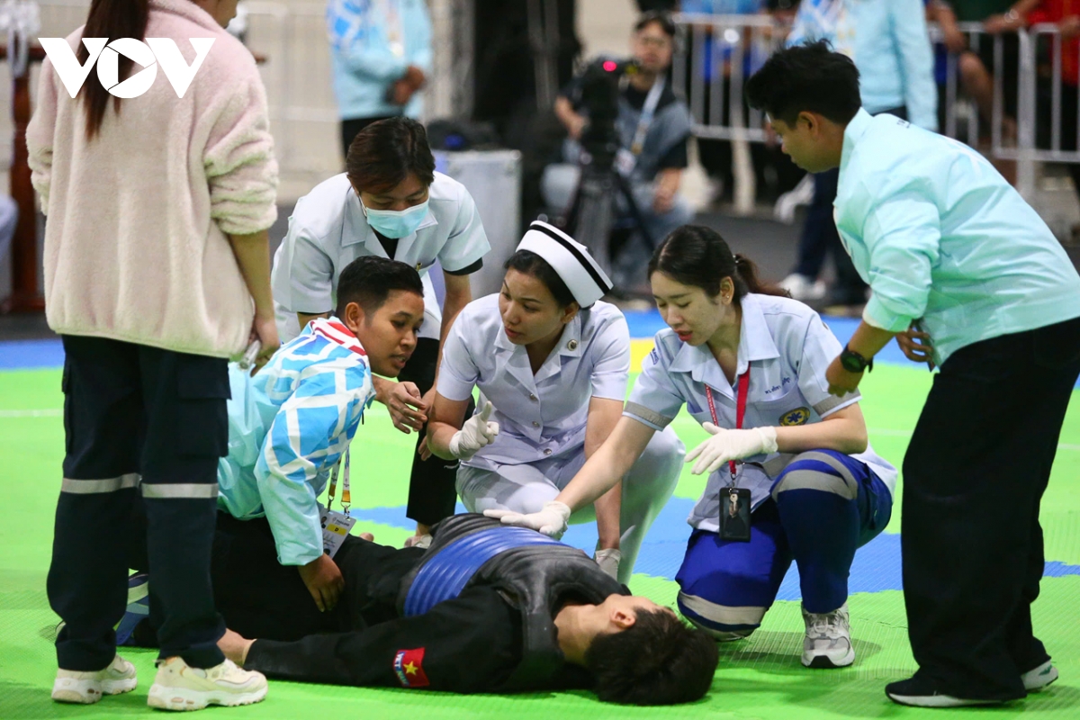 Võ sĩ pencak silat Việt Nam gục ngã trên sàn đấu, đối phương được xử thắng
