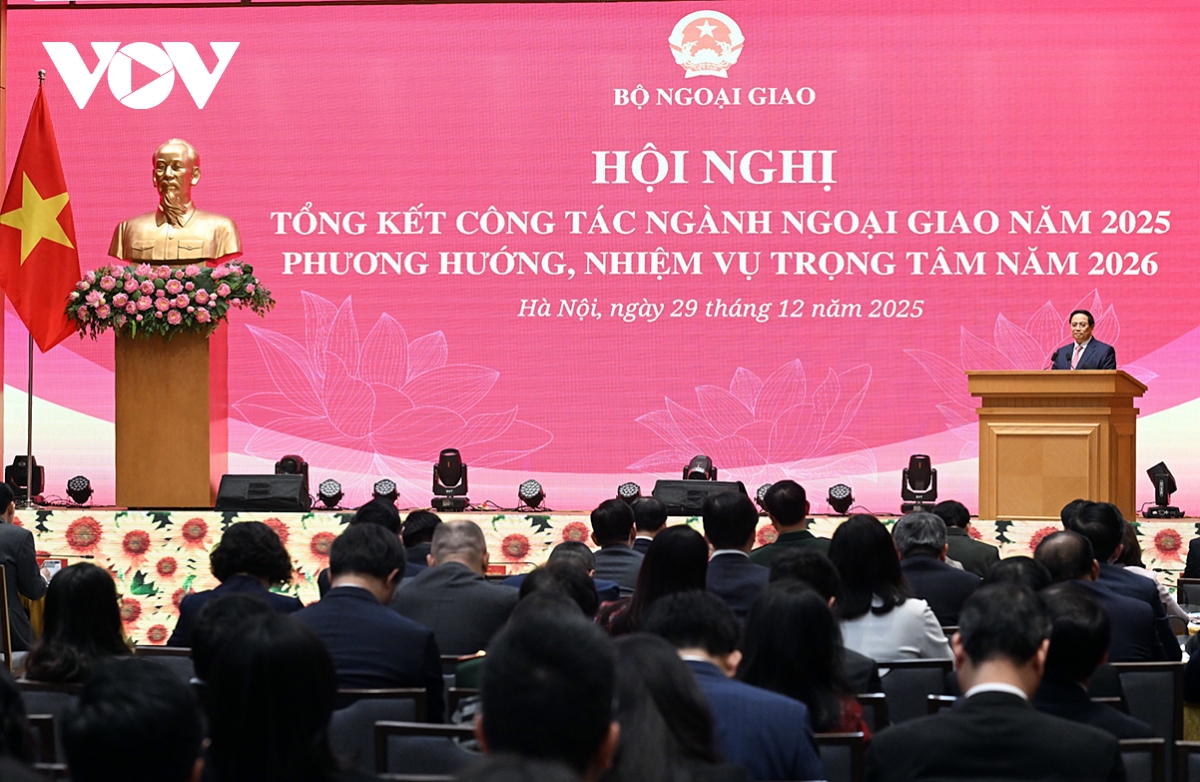 pm urges proactive diplomacy to enhance vietnam s role globally in 2026 picture 2