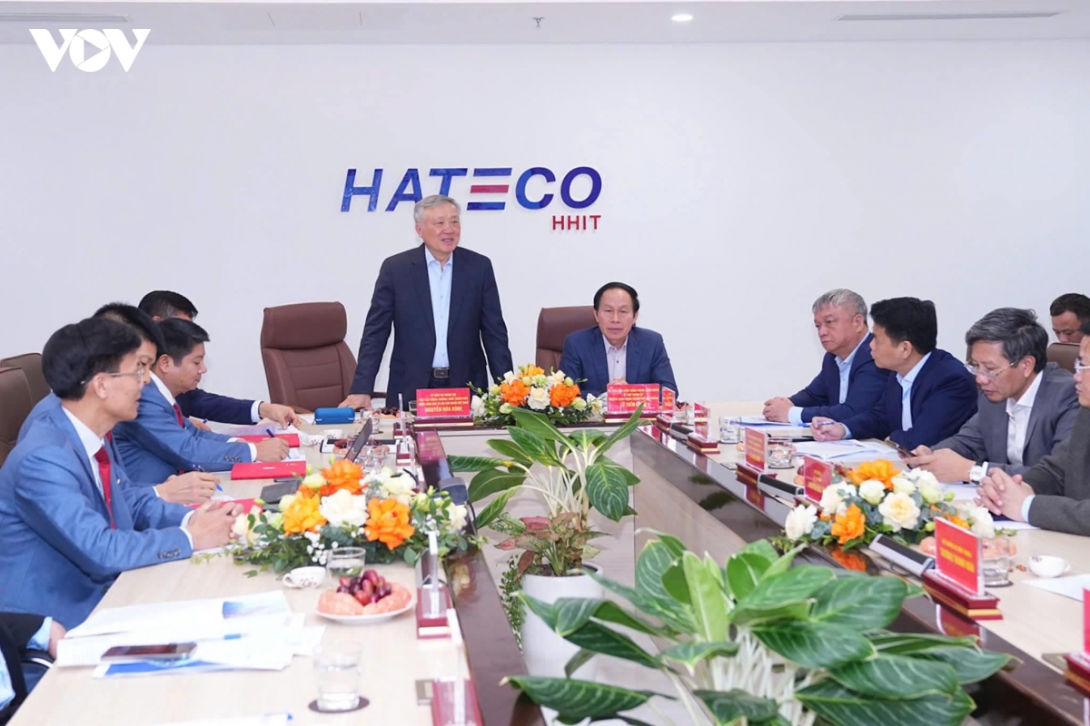 pho thu tuong nguyen hoa binh lam viec voi vinfast va cang hateco hai phong hinh anh 2