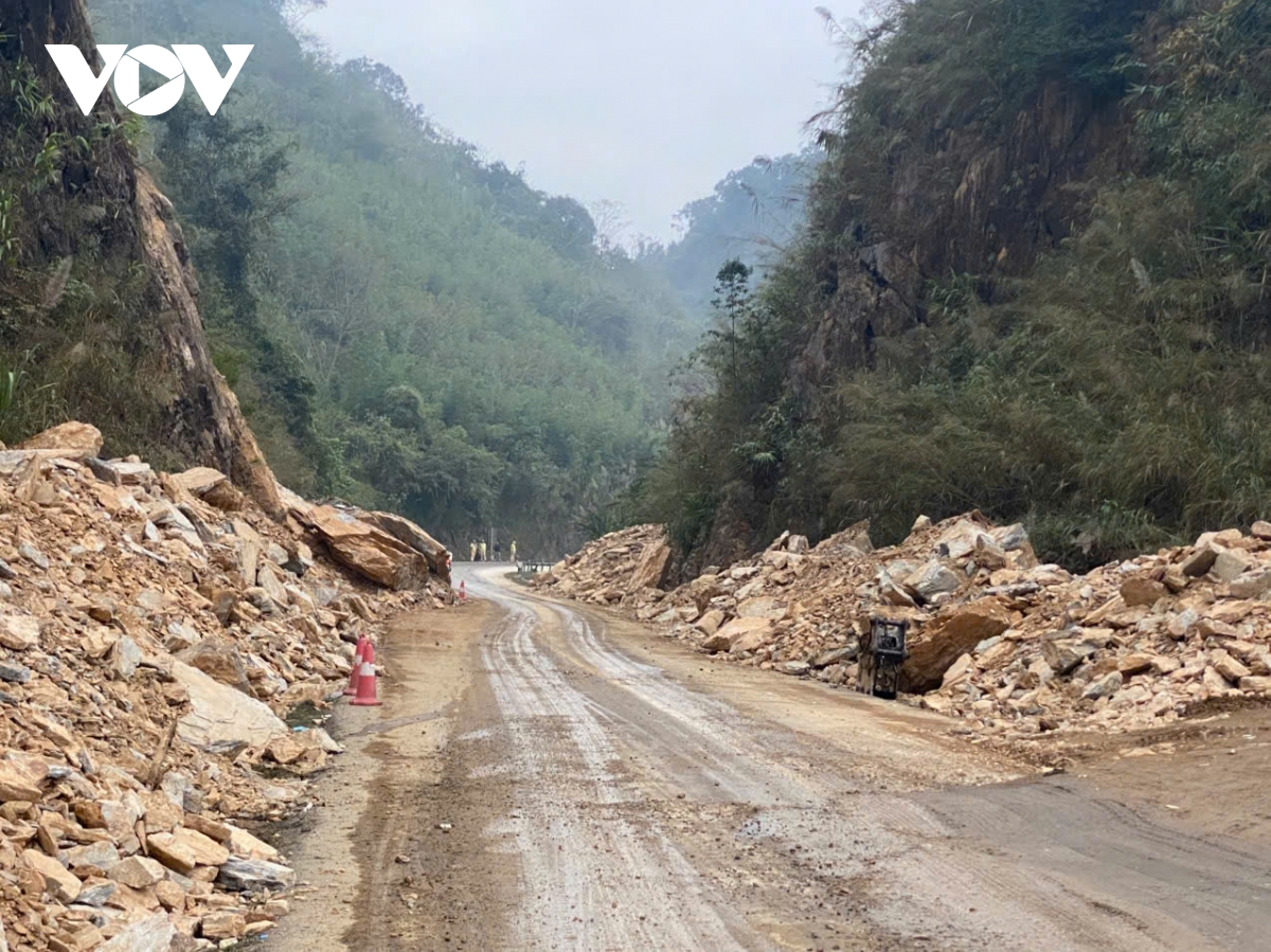 Vụ sạt lở trên Quốc lộ 6: Đã thông tuyến QL6 và tìm thấy 3 thi thể nạn nhân