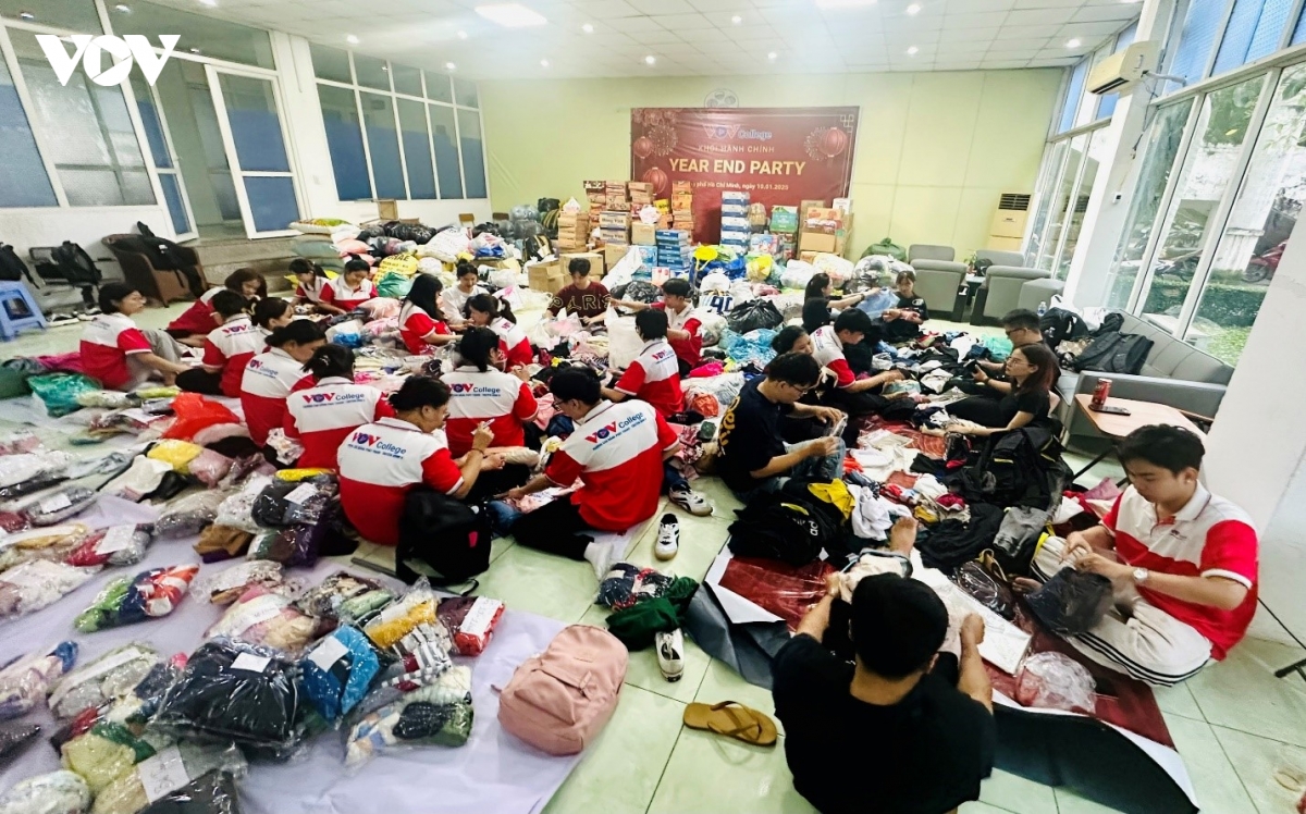 truong cao dang pt-th ii quyen gop hon 2 ty dong cuu tro mien trung - tay nguyen hinh anh 1