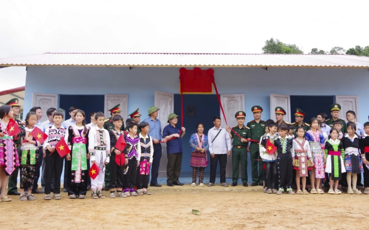 xuan den som trong nhung can nha moi noi vung lu Dien bien hinh anh 1