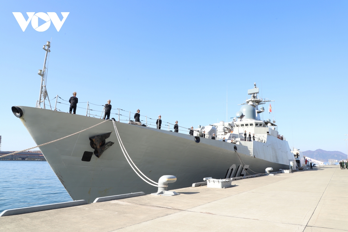 Tàu 015-Trần Hưng Đạo cập cảng Kure, bắt đầu thăm xã giao Nhật Bản