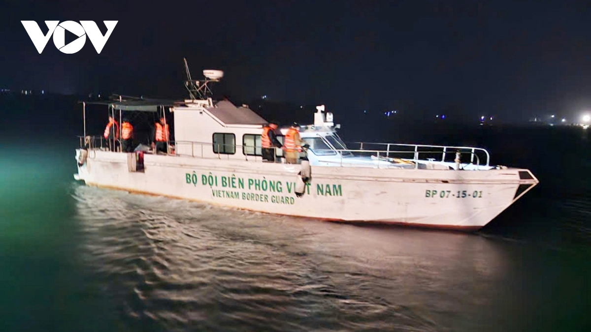 Cứu nạn 2 ngư dân bị chìm thuyền ở cửa biển Quảng Trị