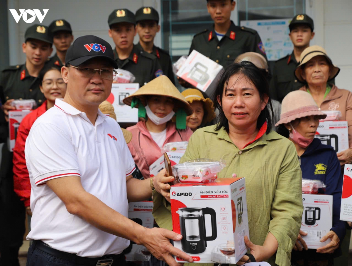 vov va don vi dong hanh gui gam nghia tinh toi ba con vung lu gia lai hinh anh 4