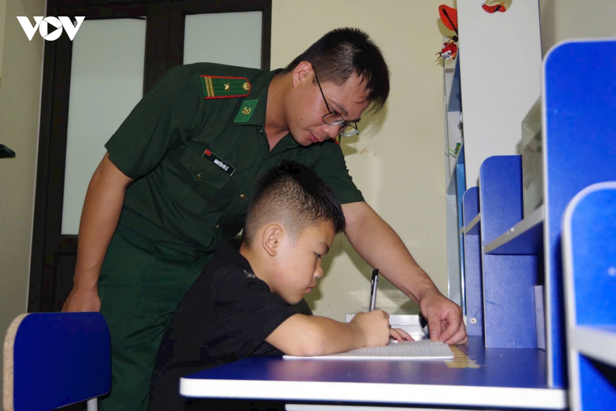guong sang chien si bien phong trong phong trao thi dua yeu nuoc hinh anh 1