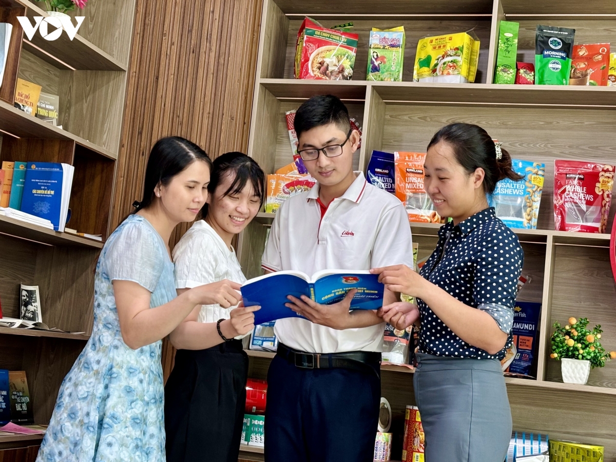 Dai hoi thi dua yeu nuoc nhung nguoi thap lua thi dua tu lao dong hang ngay hinh anh 2