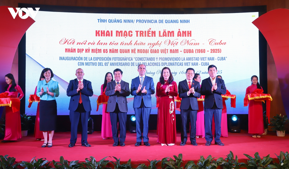  du hanh cuba qua trien lam anh huu nghi ben bo vinh ha long hinh anh 1