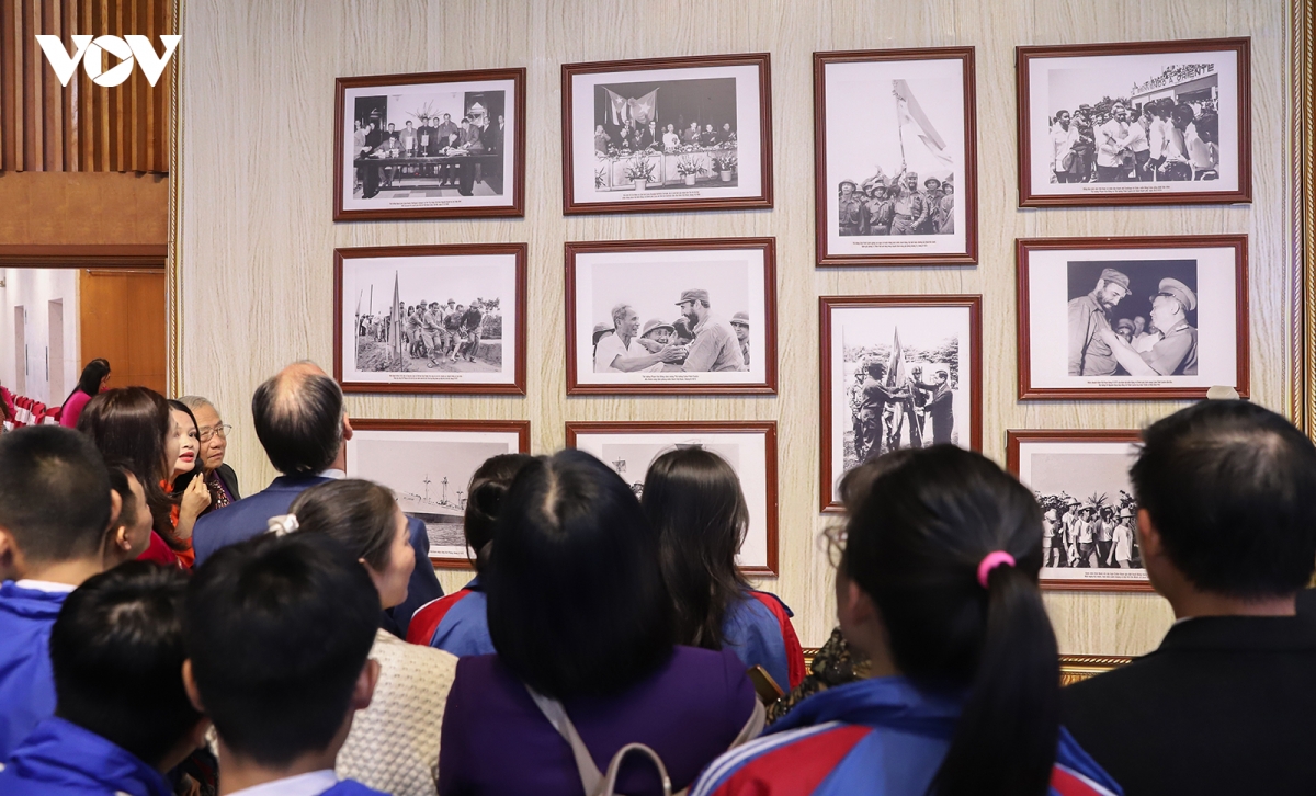  du hanh cuba qua trien lam anh huu nghi ben bo vinh ha long hinh anh 2