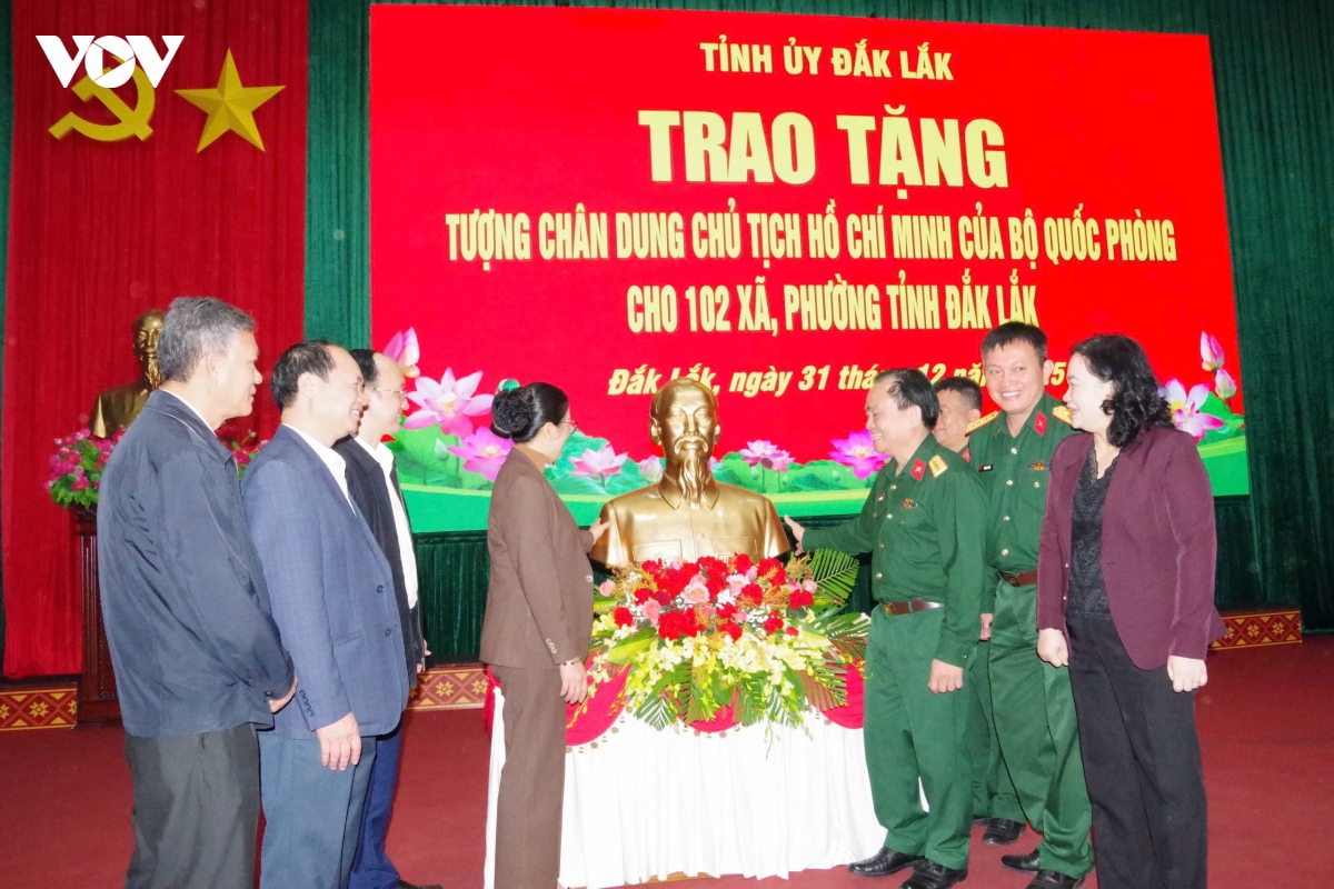 Dak lak trao tuong chan dung chu tich ho chi minh tang 102 xa, phuong hinh anh 2