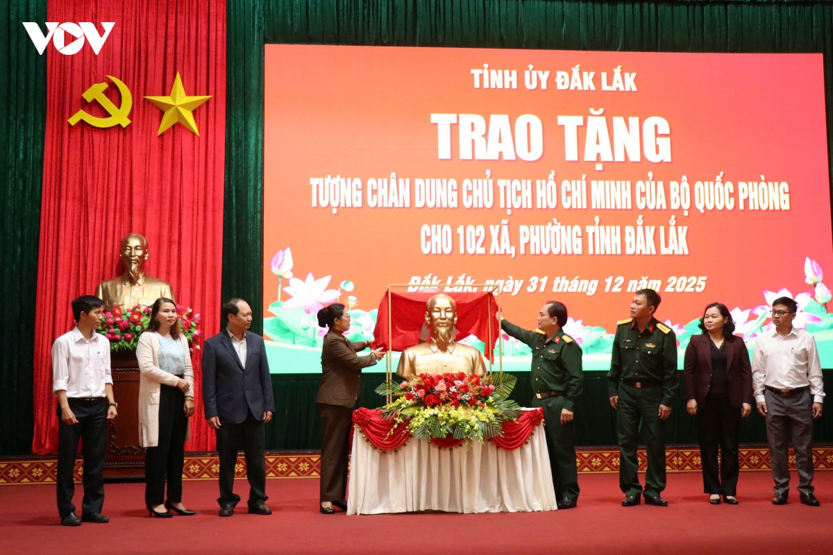 Dak lak trao tuong chan dung chu tich ho chi minh tang 102 xa, phuong hinh anh 1