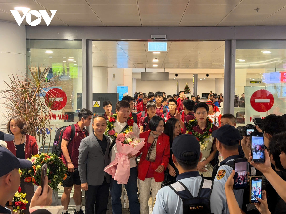 U22 Việt Nam về nước trong vòng tay người hâm mộ sau HCV đầy cảm xúc ở SEA Games