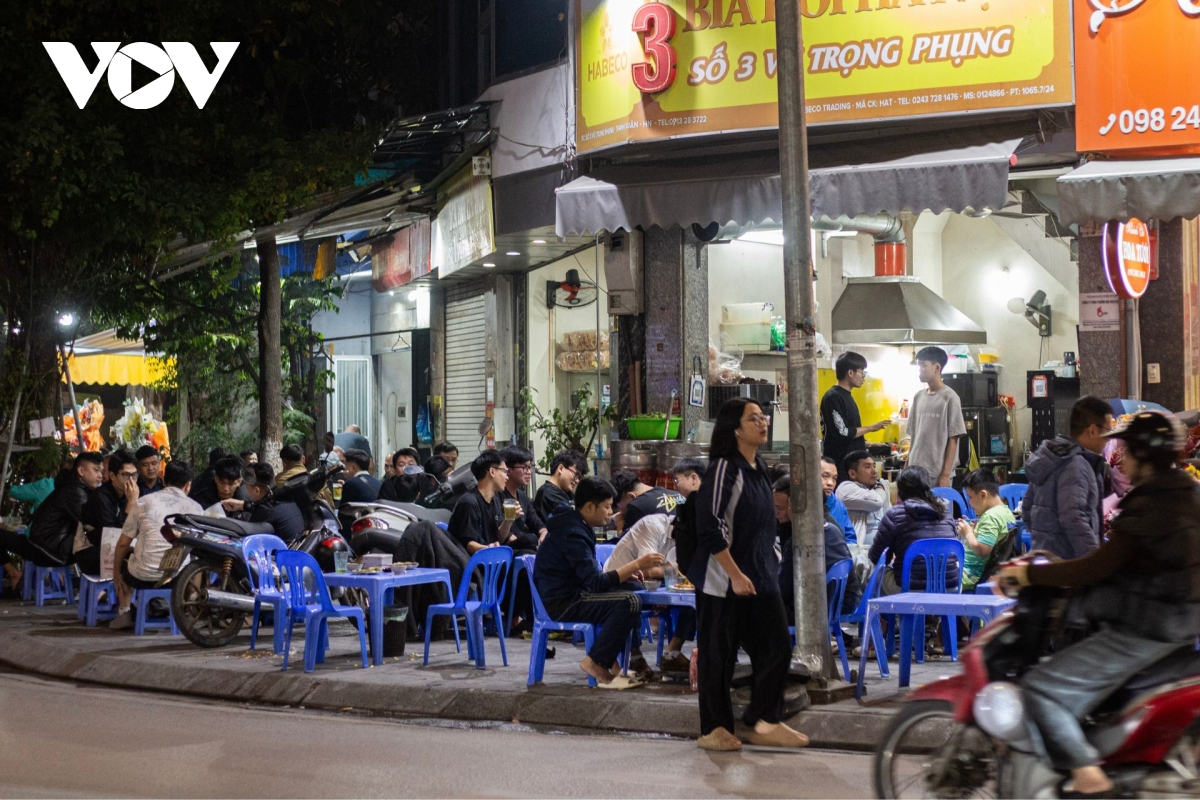 Phố lên đèn, vỉa hè Hà Nội bị hàng quán tràn chiếm, đêm về hóa "phố nhậu"