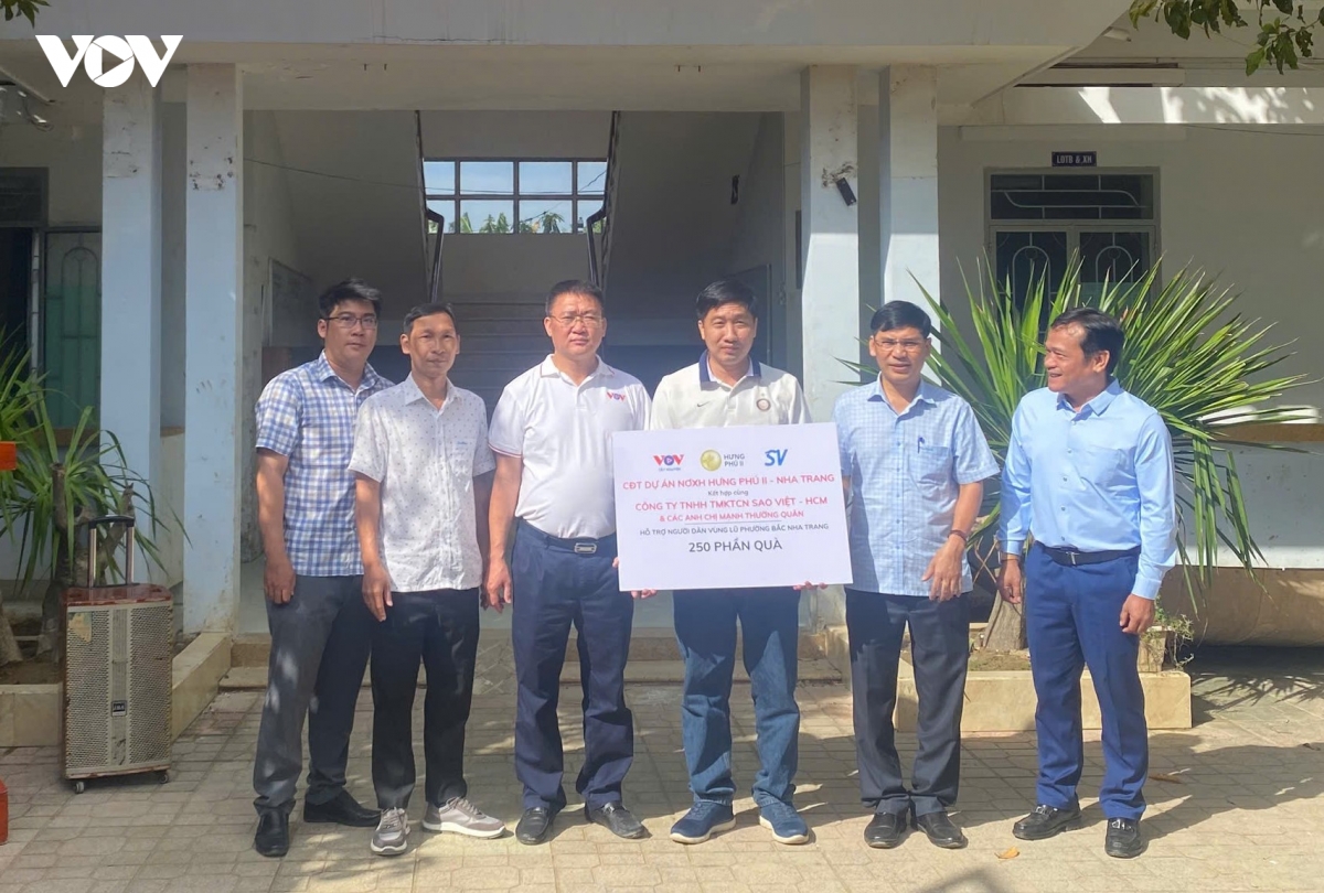 vov phoi hop cac don vi ho tro 350 ho dan vung lu khanh hoa hinh anh 6