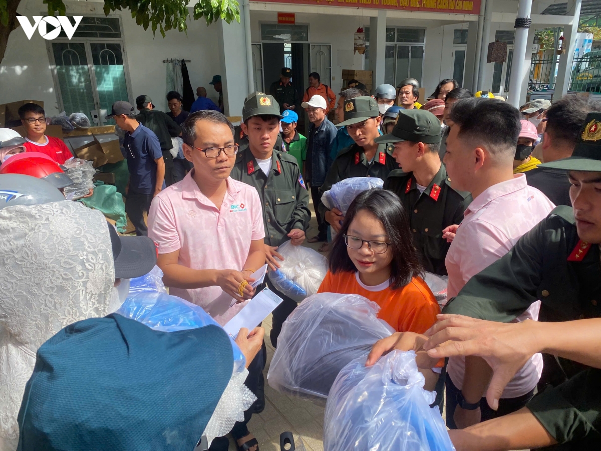 vov phoi hop cac don vi ho tro 350 ho dan vung lu khanh hoa hinh anh 3