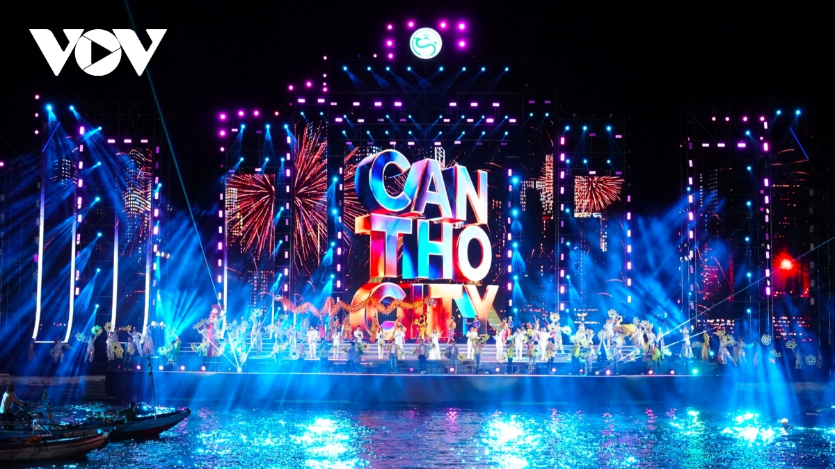 Mãn nhãn chương trình nghệ thuật “Cần Thơ – Sắc màu sông nước”