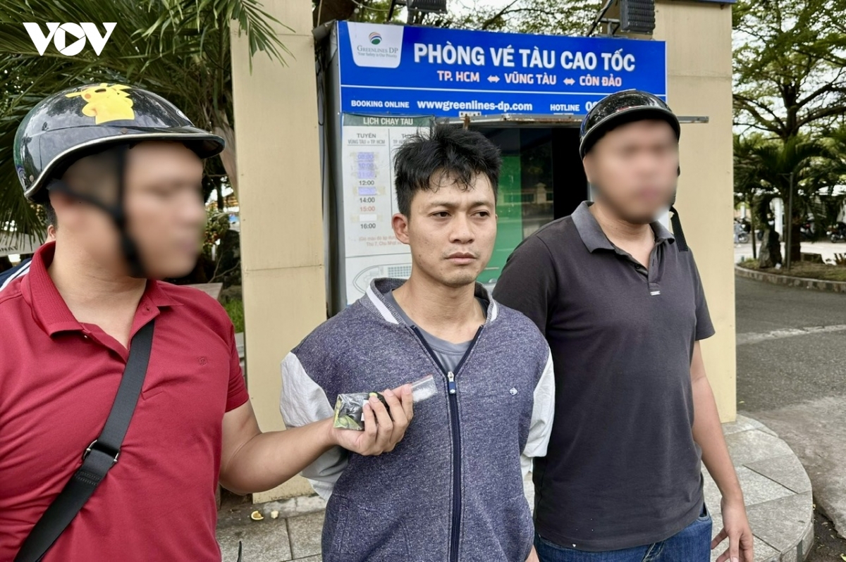canh sat bien phoi hop bat giu xa lan van chuyen cat trai phep hinh anh 2