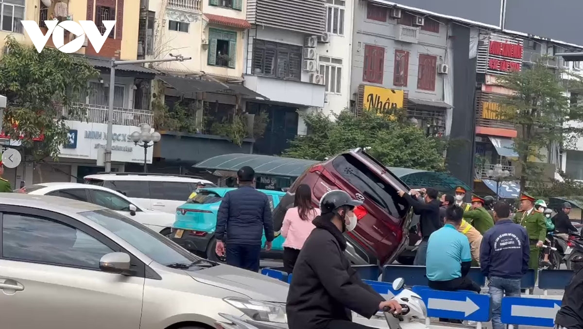 tai xe o to santa fe bi lat nghieng o nga tu so duong tinh voi ma tuy hinh anh 2