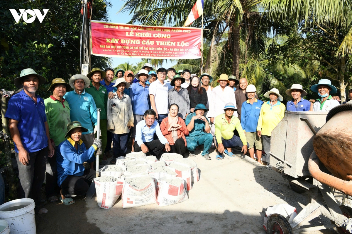 nguoi dan chung suc cung chinh quyen xay dung cau, mo loi phat trien nong thon hinh anh 3