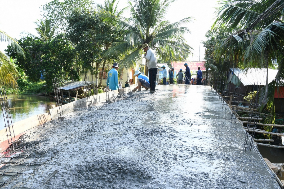 nguoi dan chung suc cung chinh quyen xay dung cau, mo loi phat trien nong thon hinh anh 2
