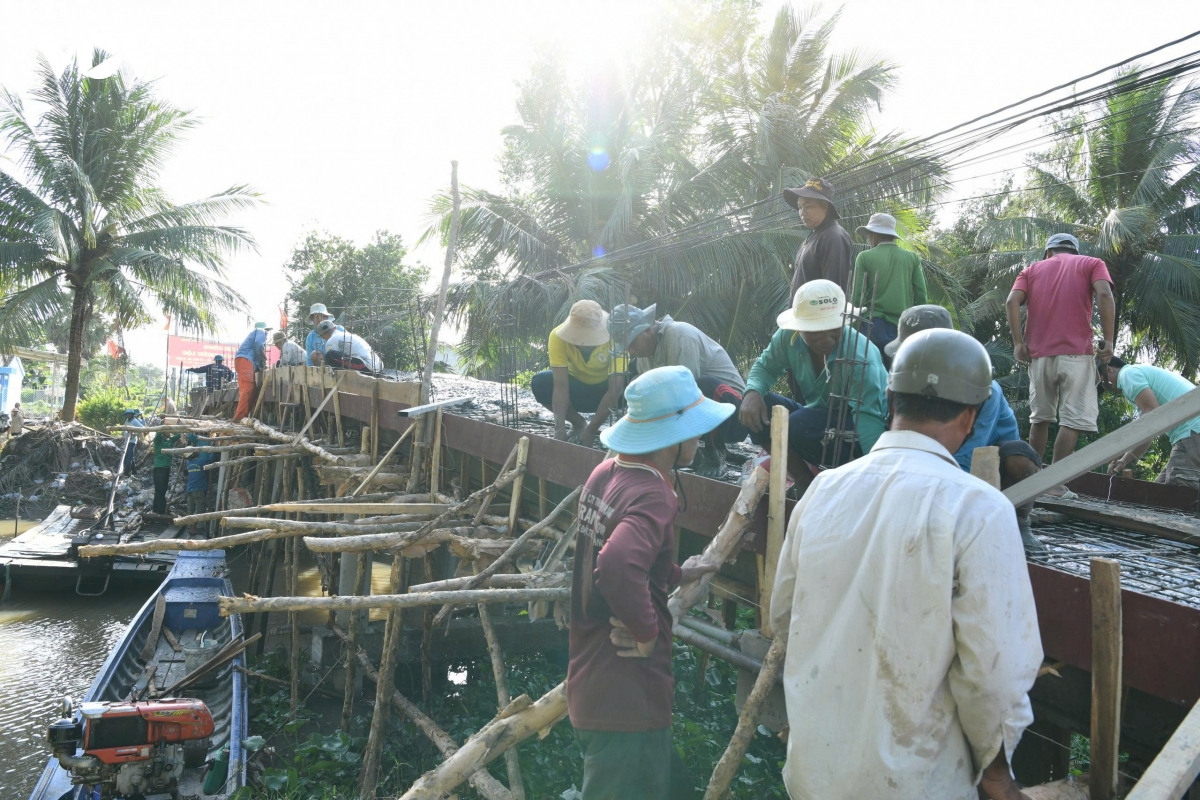 nguoi dan chung suc cung chinh quyen xay dung cau, mo loi phat trien nong thon hinh anh 1