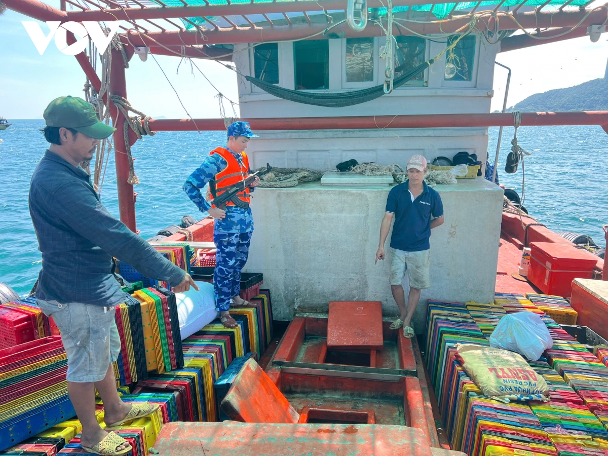 Cảnh sát biển bắt giữ tàu cá vận chuyển 60.000 lít dầu DO không rõ nguồn gốc