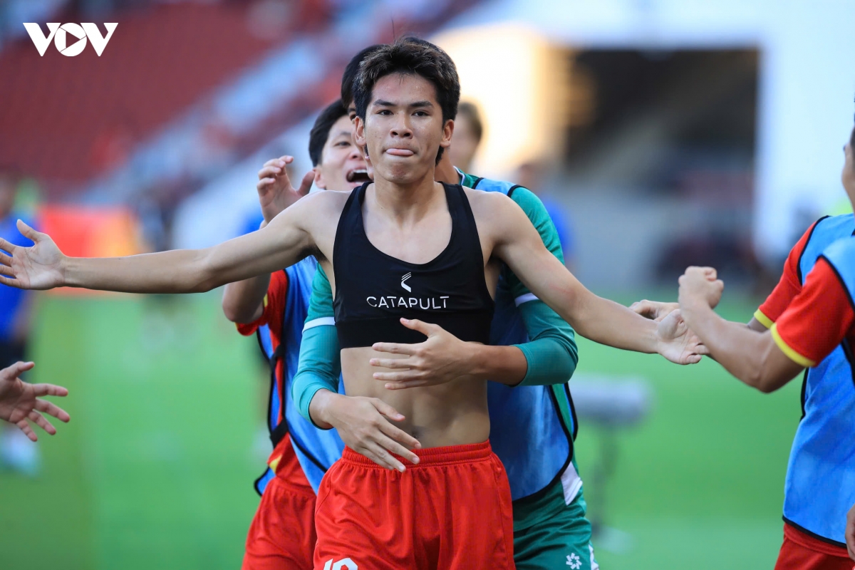 van thuan va thanh nhan toa sang, u22 viet nam vao chung ket sea games 33 hinh anh 8