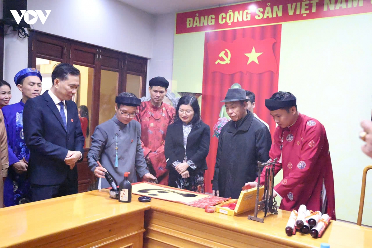 khai mac trung bay Dai thi hao nguyen du - ngan nam nho mai hinh anh 3