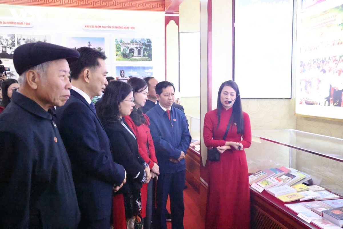 khai mac trung bay Dai thi hao nguyen du - ngan nam nho mai hinh anh 2