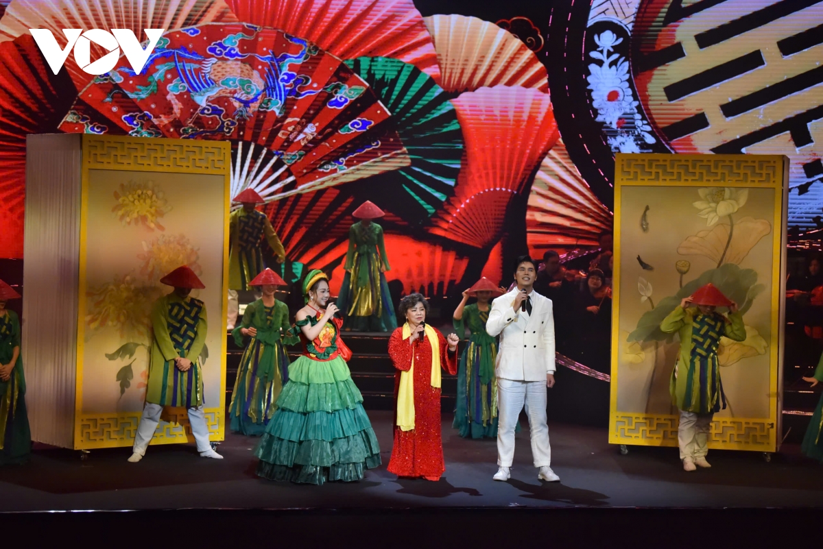 cam xuc dang trao trong voi Dang ven toan niem tin yeu huong toi Dai hoi xiv hinh anh 8