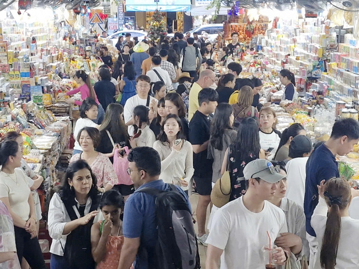 Dau nam moi, luong khach mua sam tai cac cho, sieu thi o Da nang tang 40 den 50 hinh anh 1