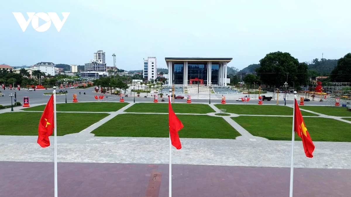 tu pho thi den vung cao, lao cai trang hoang ruc ro chao mung Dai hoi xiv hinh anh 1