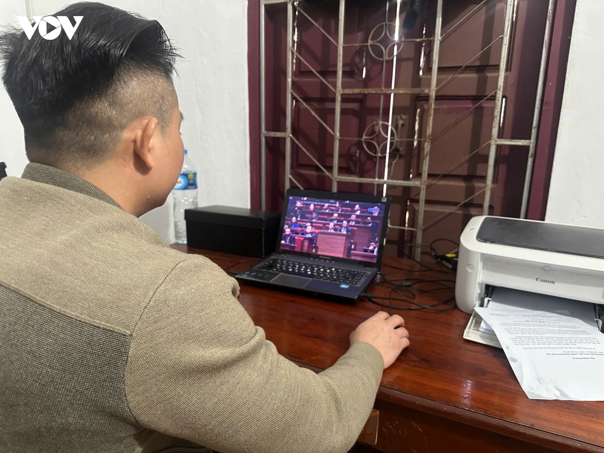nguoi viet tai lao hao huc theo doi le khai mac Dai hoi lan thu xiv cua Dang hinh anh 1