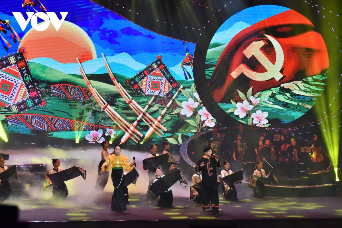 cam xuc dang trao trong voi Dang ven toan niem tin yeu huong toi Dai hoi xiv hinh anh 9