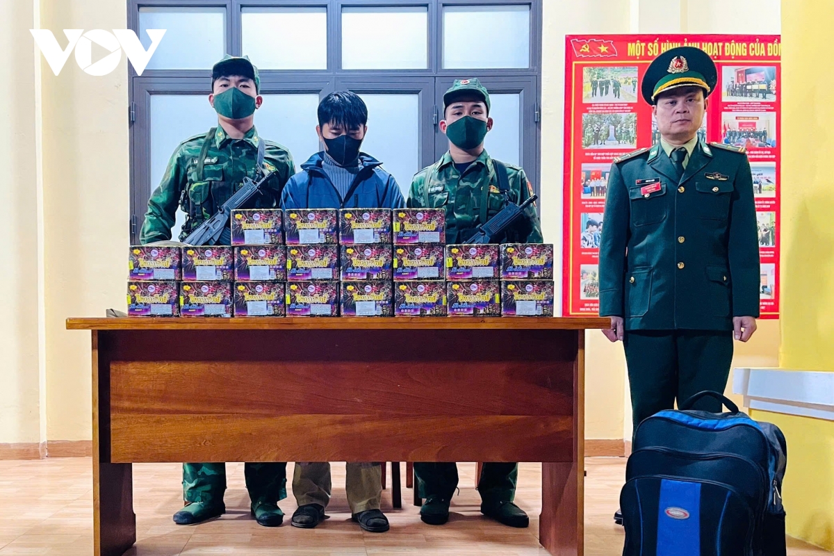 Bắt đối tượng vận chuyển trái phép 26kg pháo từ Lào về Việt Nam