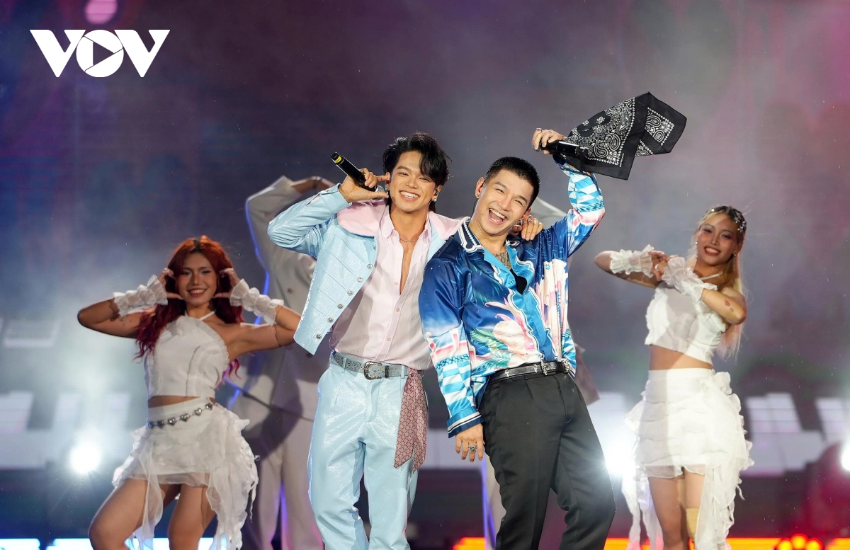 soobin roi san khau, xuong khan phong om fan khien ai cung tan chay hinh anh 7