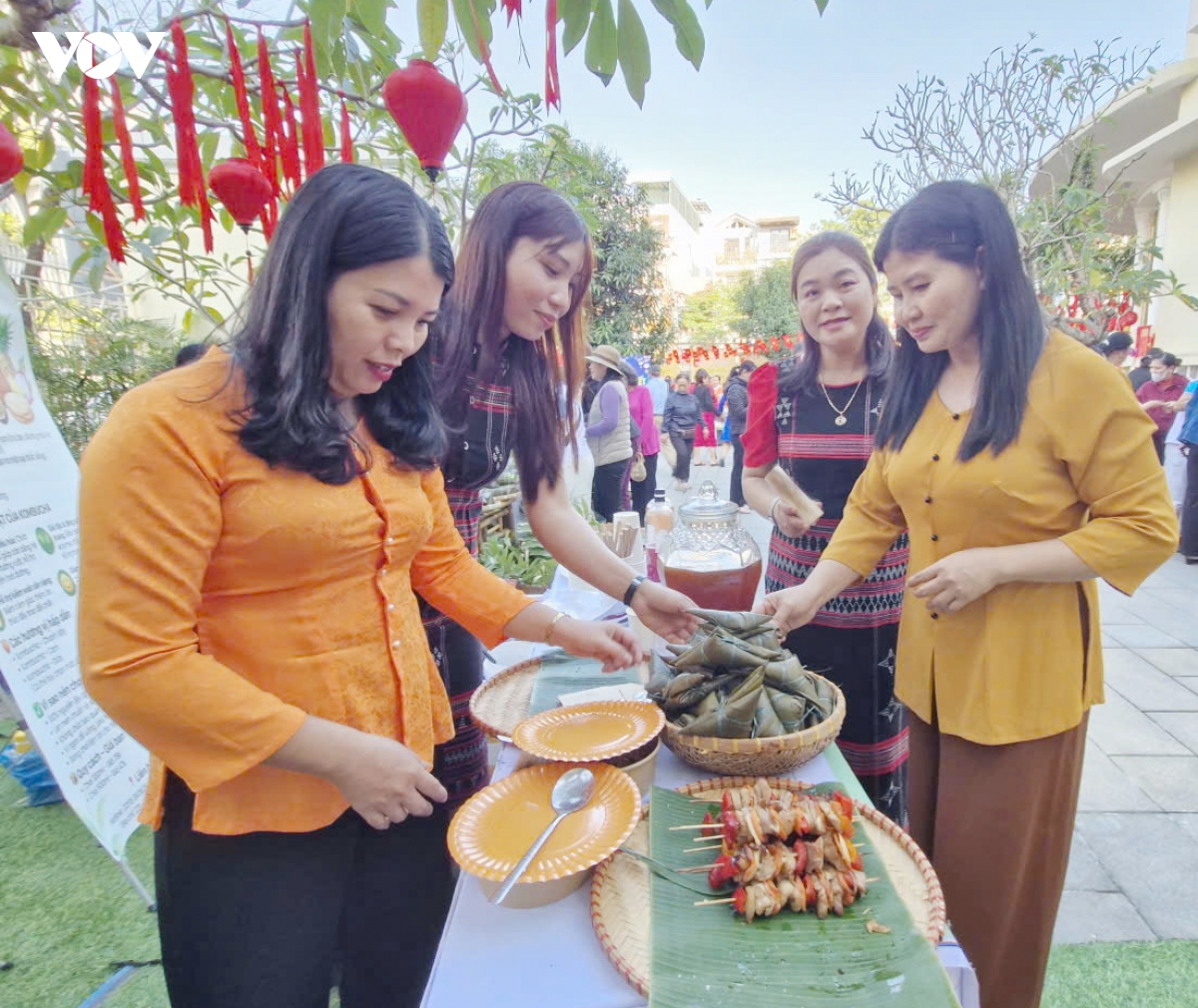 chuong trinh xuan gan ket - huong tet viet trao qua tang phu nu ngheo o Da nang hinh anh 1