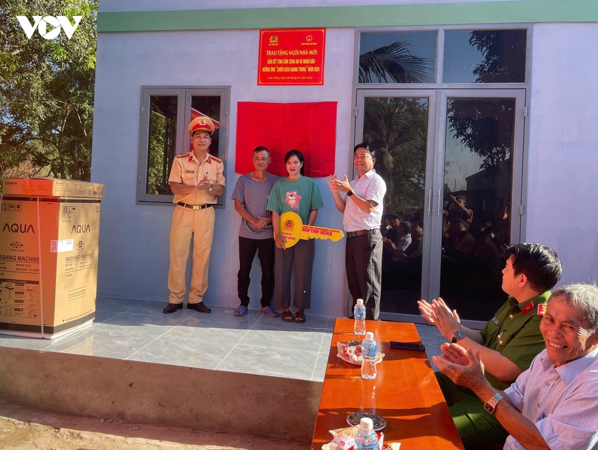 them mot mai am cho gia dinh bi anh huong nang boi mua lu o lam Dong hinh anh 2