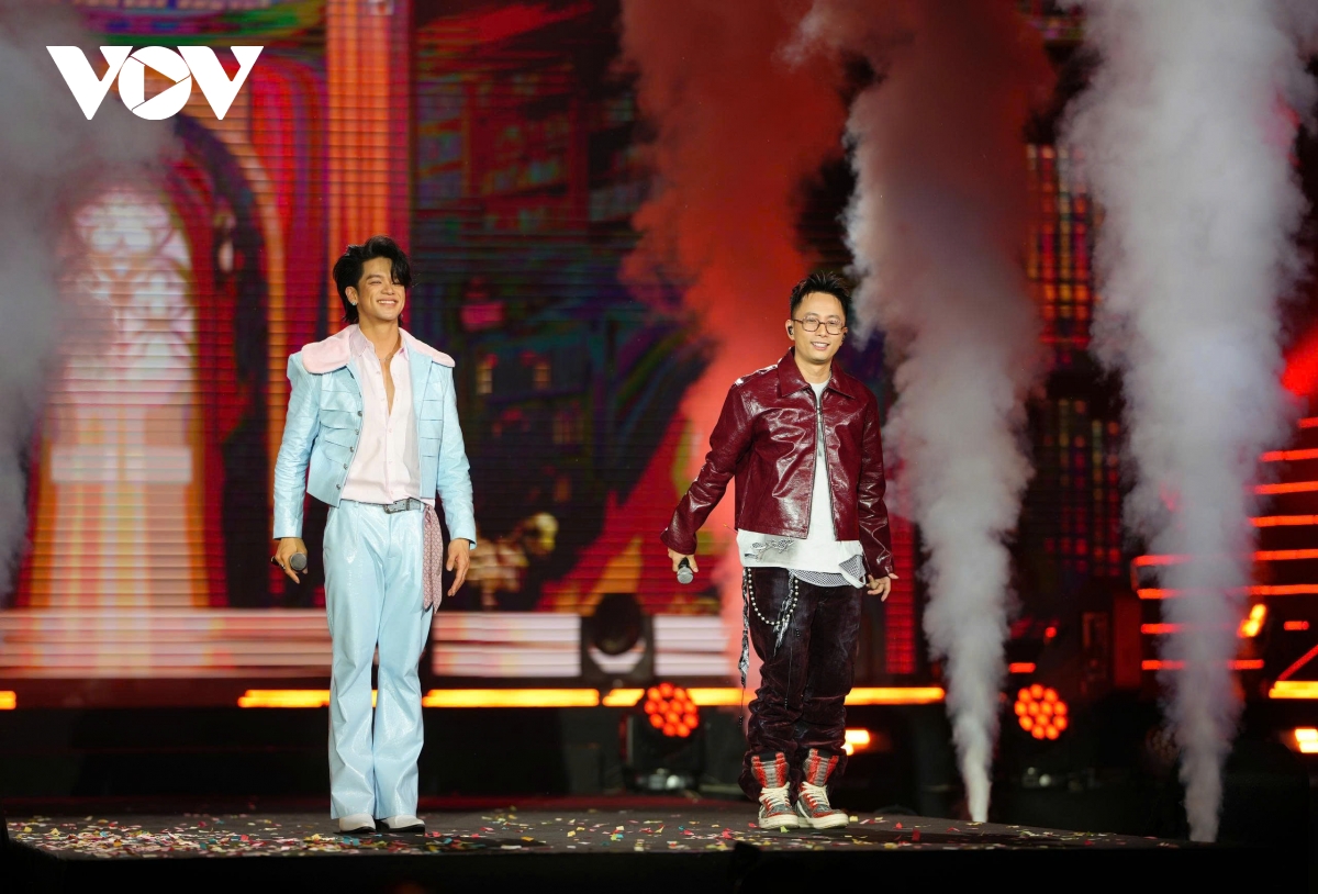 soobin roi san khau, xuong khan phong om fan khien ai cung tan chay hinh anh 10