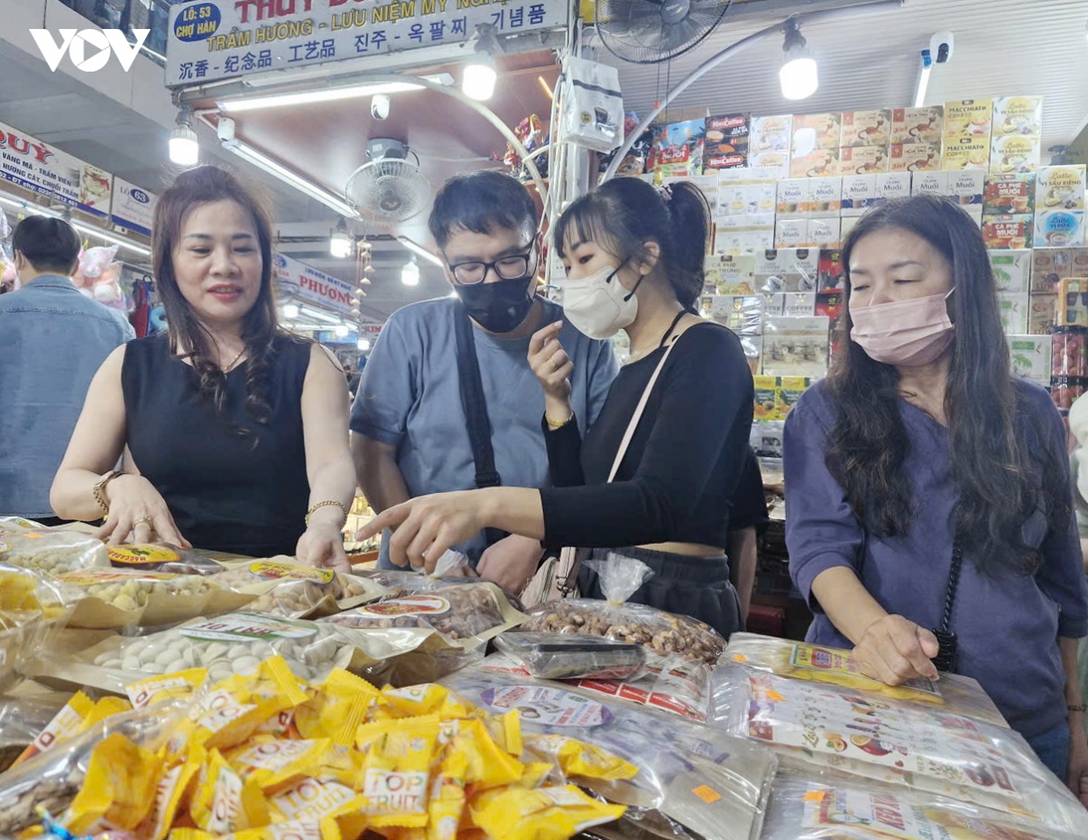 Dau nam moi, luong khach mua sam tai cac cho, sieu thi o Da nang tang 40 den 50 hinh anh 3
