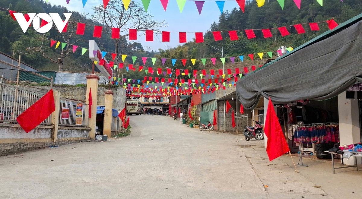 tu pho thi den vung cao, lao cai trang hoang ruc ro chao mung Dai hoi xiv hinh anh 3