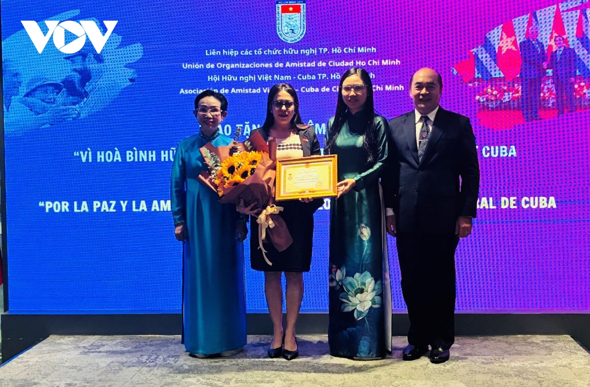 Doi ngoai nhan dan tu tp.hcm gan ket viet nam - cuba hinh anh 3