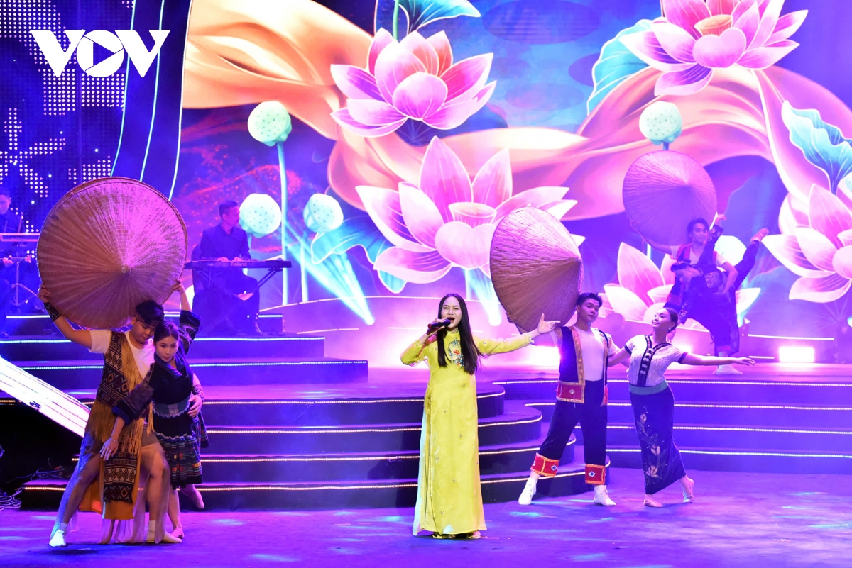 cam xuc dang trao trong voi Dang ven toan niem tin yeu huong toi Dai hoi xiv hinh anh 15