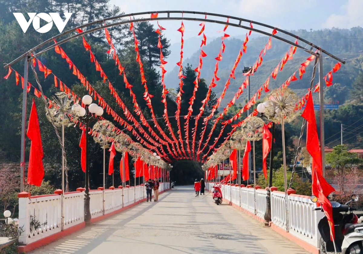 tu pho thi den vung cao, lao cai trang hoang ruc ro chao mung Dai hoi xiv hinh anh 4