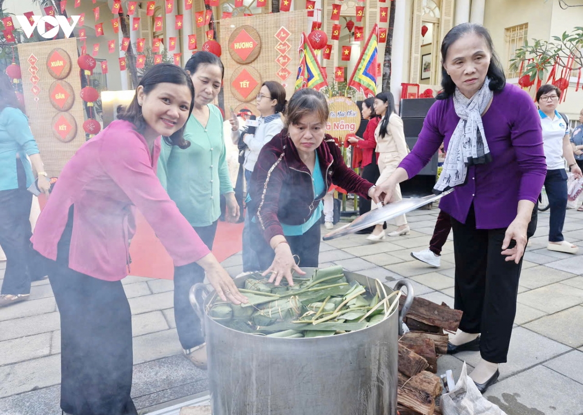 chuong trinh xuan gan ket - huong tet viet trao qua tang phu nu ngheo o Da nang hinh anh 4