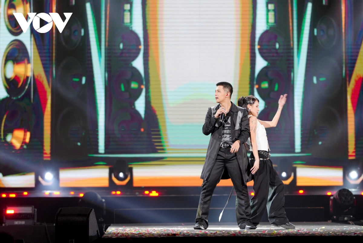 soobin roi san khau, xuong khan phong om fan khien ai cung tan chay hinh anh 6