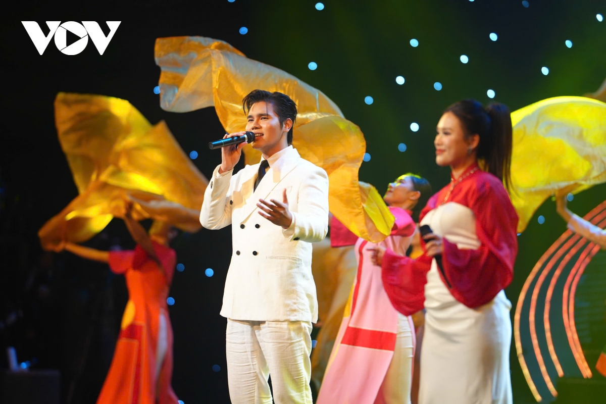 cam xuc dang trao trong voi Dang ven toan niem tin yeu huong toi Dai hoi xiv hinh anh 12