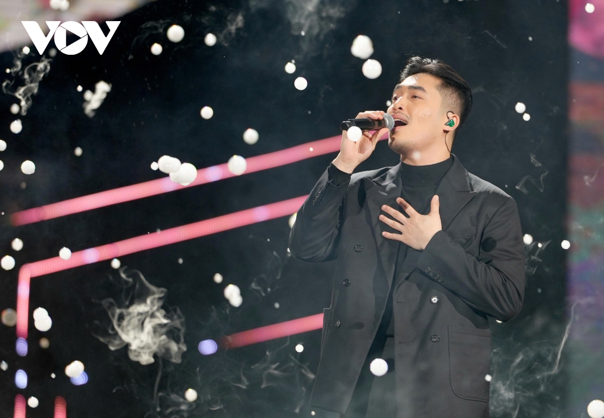 soobin roi san khau, xuong khan phong om fan khien ai cung tan chay hinh anh 4